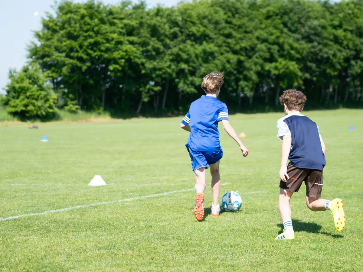 Symbolfoto — ältere SCN-Nachwuchsspieler beim Dribbling (Kruså 2024), nicht von der Ballschule selbst