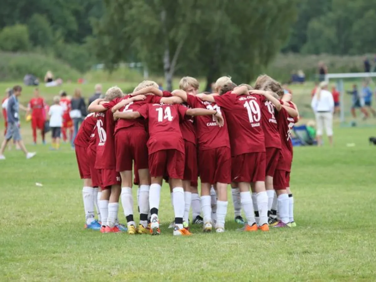 Jugendmannschaft des SCN im Mannschaftskreis vor dem Spiel