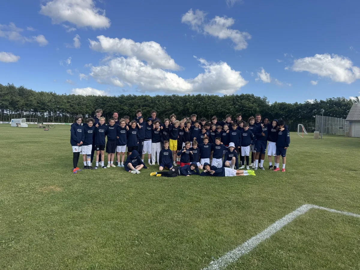 Jugendspieler und Betreuer des SC Nienstedten bei einer gemeinsamen Fußballfahrt
