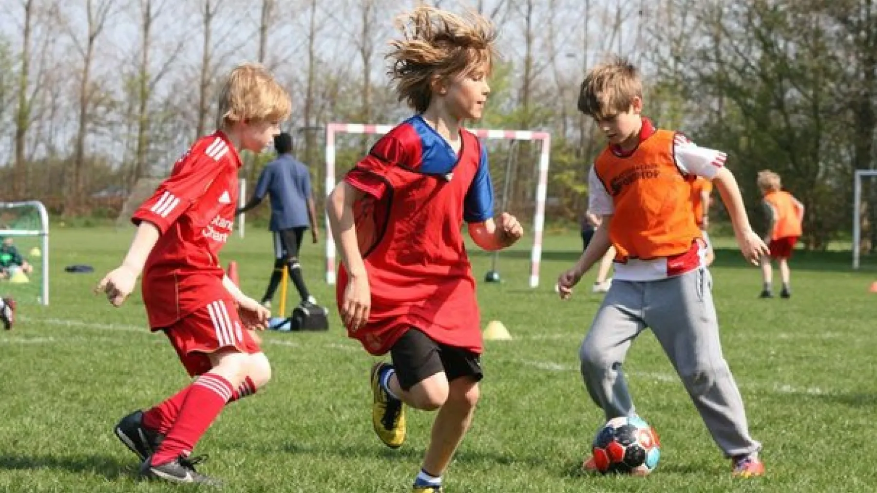 Kinder beim Training mit vielen Ballkontakten
